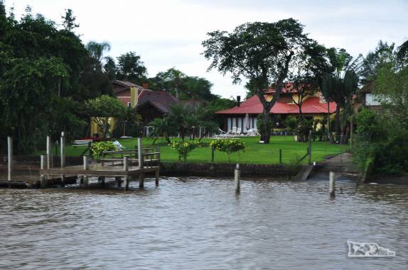 Muitas belas casas na ilhas do lago Guaíba, região de Porto Alegre, a capital do Rio Grande do Sul